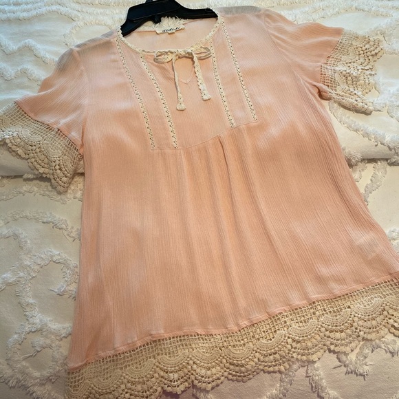 🎉SOLD LOCALLY🎉 Listicle peach lace top - Picture 1 of 4